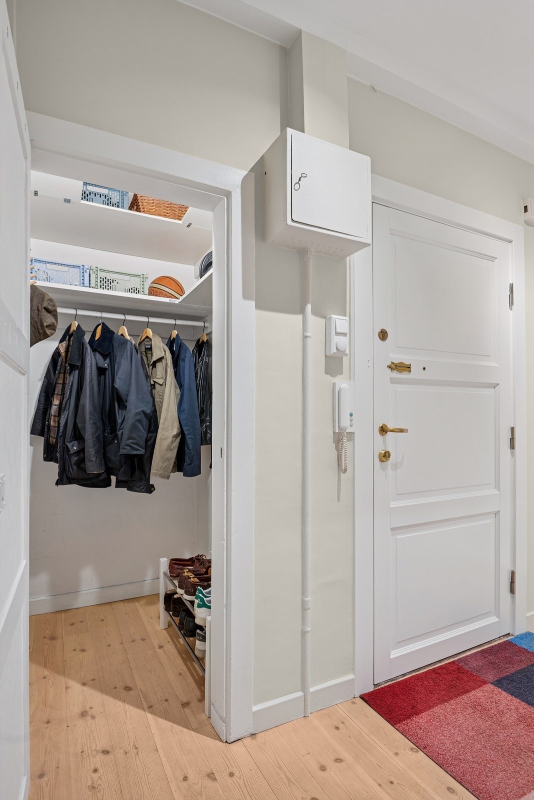 Praktisk innvendig bod med oppbevaringsplass for sko og ytterklær. Det medfølger i tillegg en kjellerbod og en loftsbod av god størrelse. Galleribilde