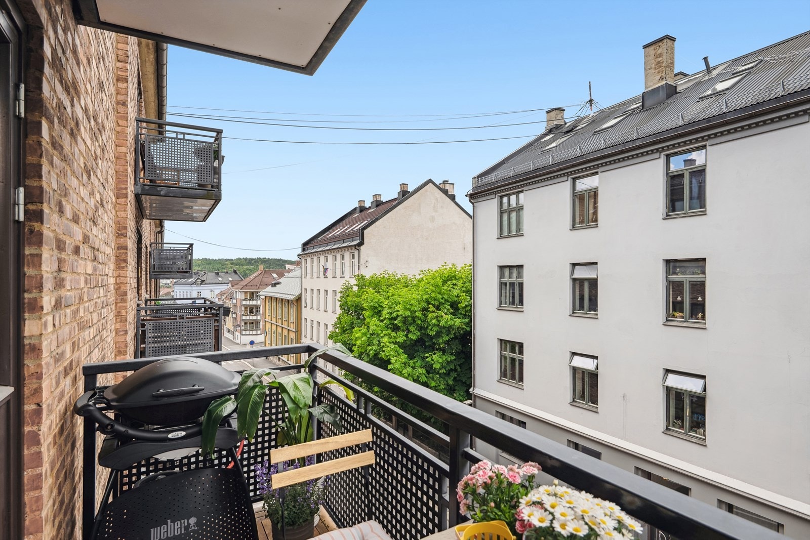 Romslig balkong med plass til grill. Denne veien er det fin utsikt mot Ekeberg. Galleribilde
