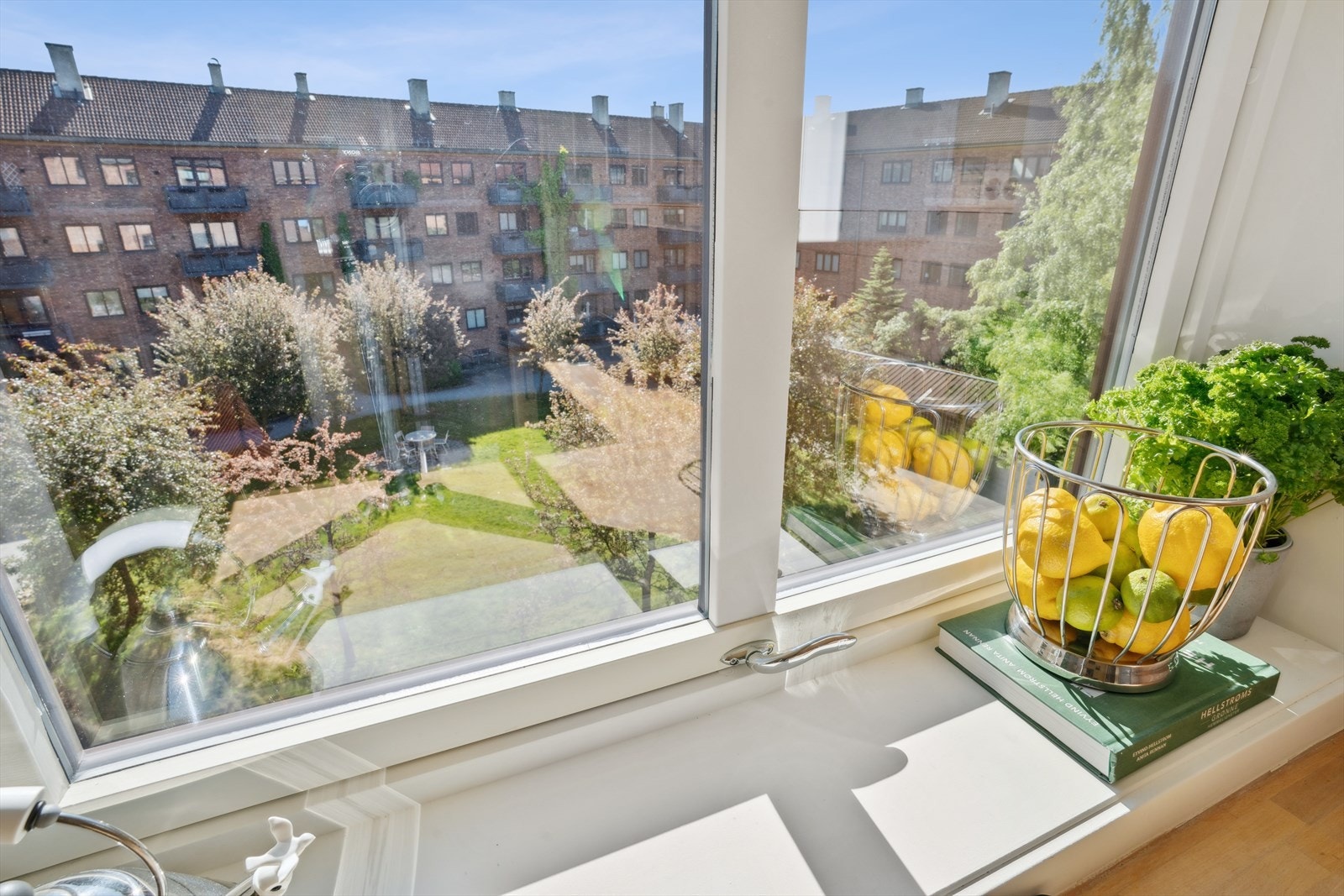 Nyt morgensolen med utsikt mot bakgården. Galleribilde