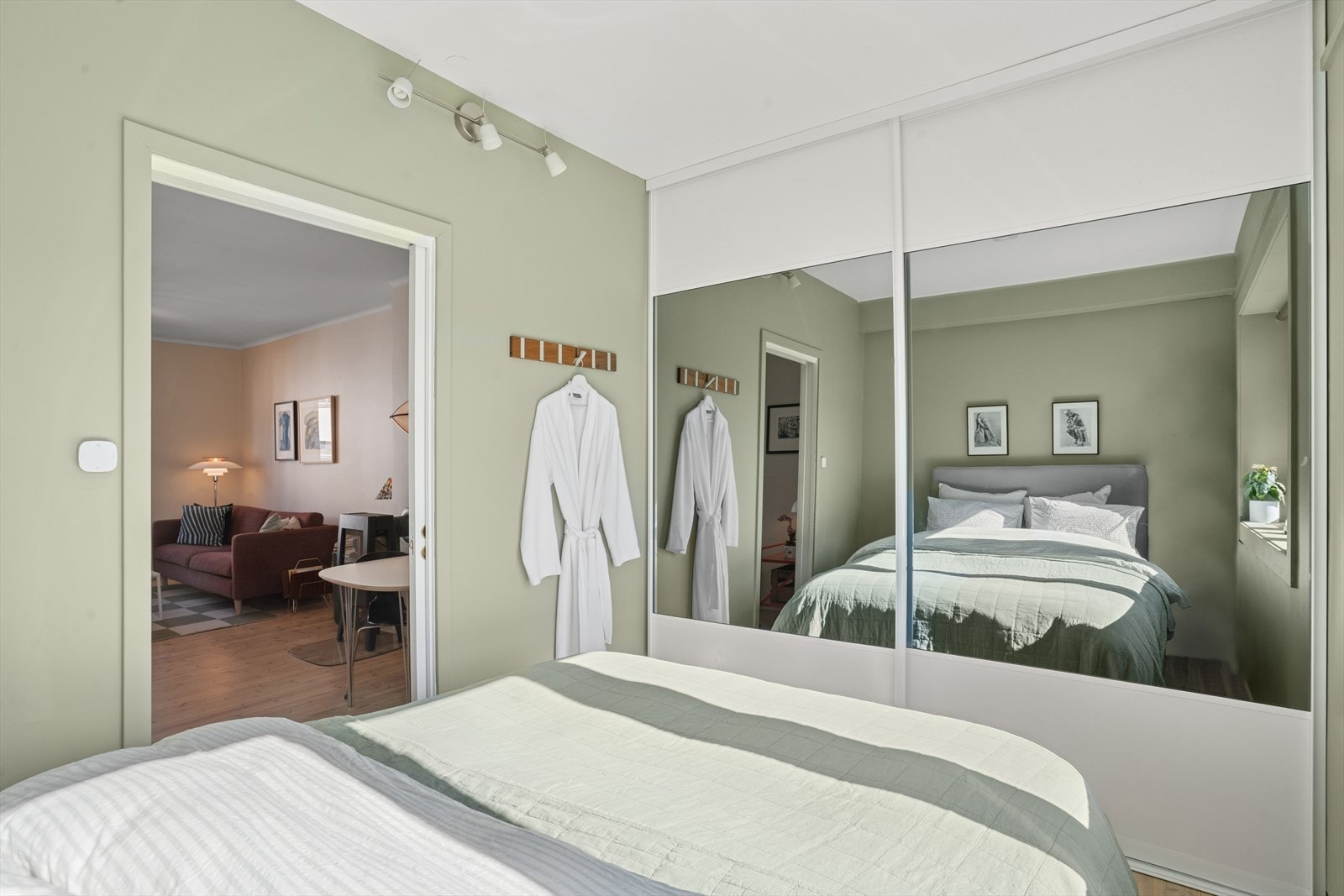 Stor skyvegarderove med speilfronter. Soverommet ble malt våren 2025. Galleribilde