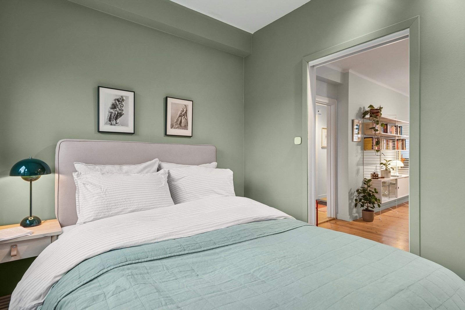 Boligen har et lyst og luftig soverom med plass til stor seng og nattbord på begge sider. Galleribilde