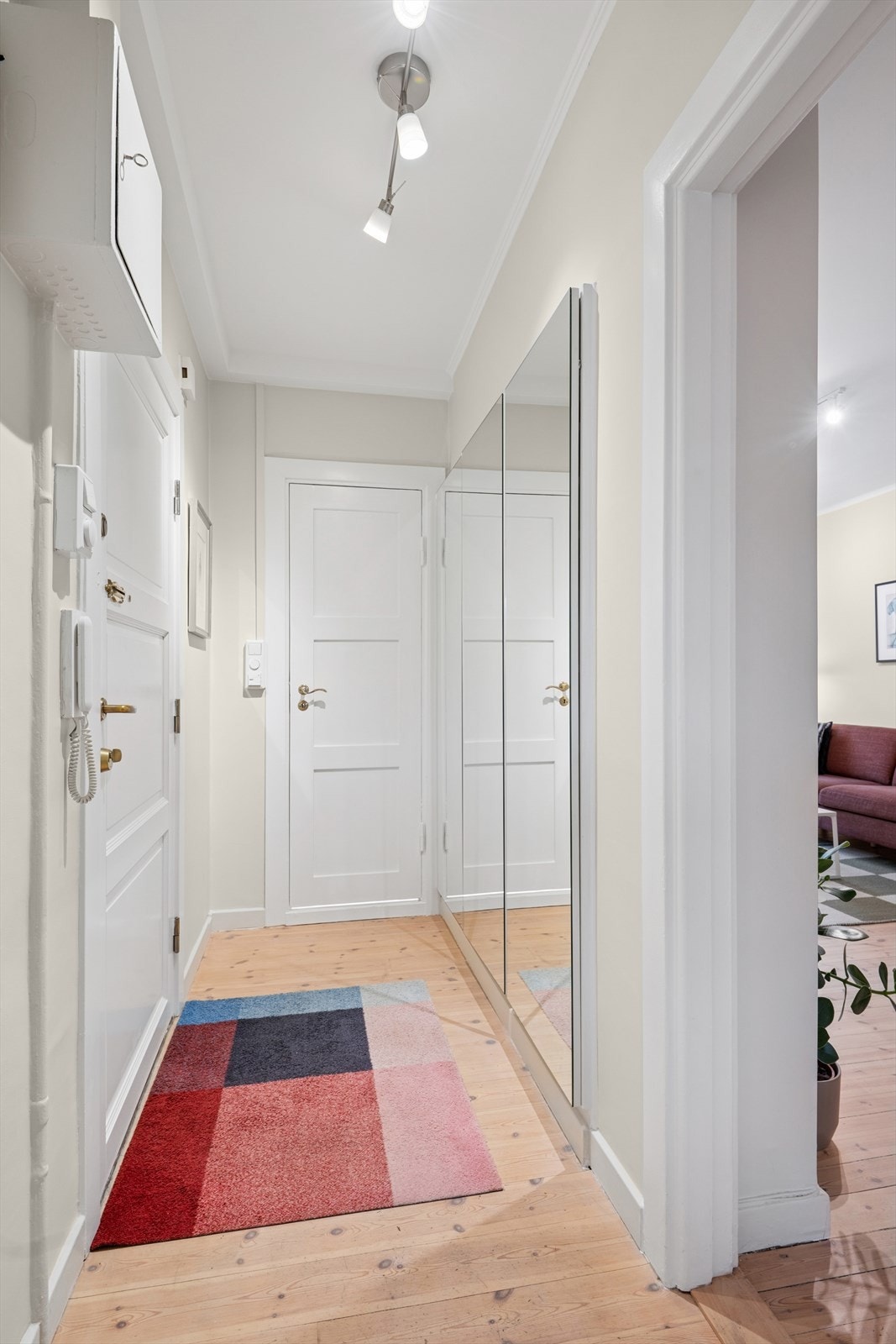 Innbydende og hyggelig entre med god oppbevaringsplass i innebygde speilskap. Galleribilde