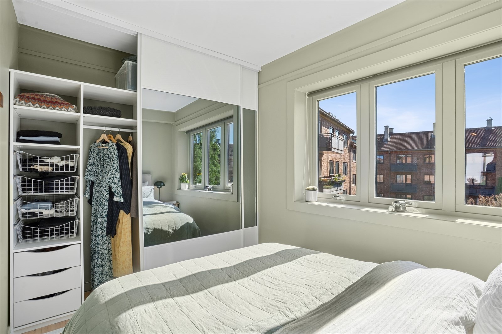 Soverommet er vendt mot rolig bakgård med flott morgensol. Galleribilde