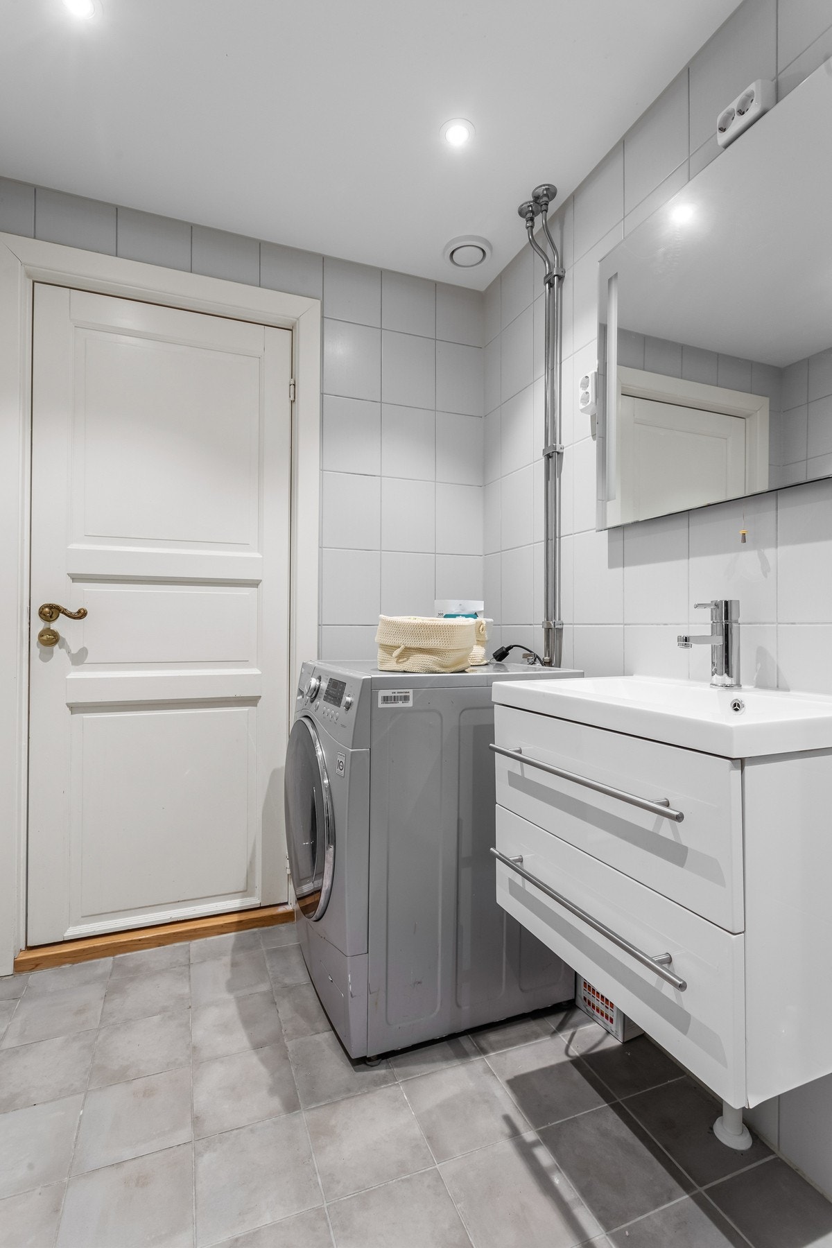 Et praktisk og pent bad med tidsriktige materialvalg. Galleribilde
