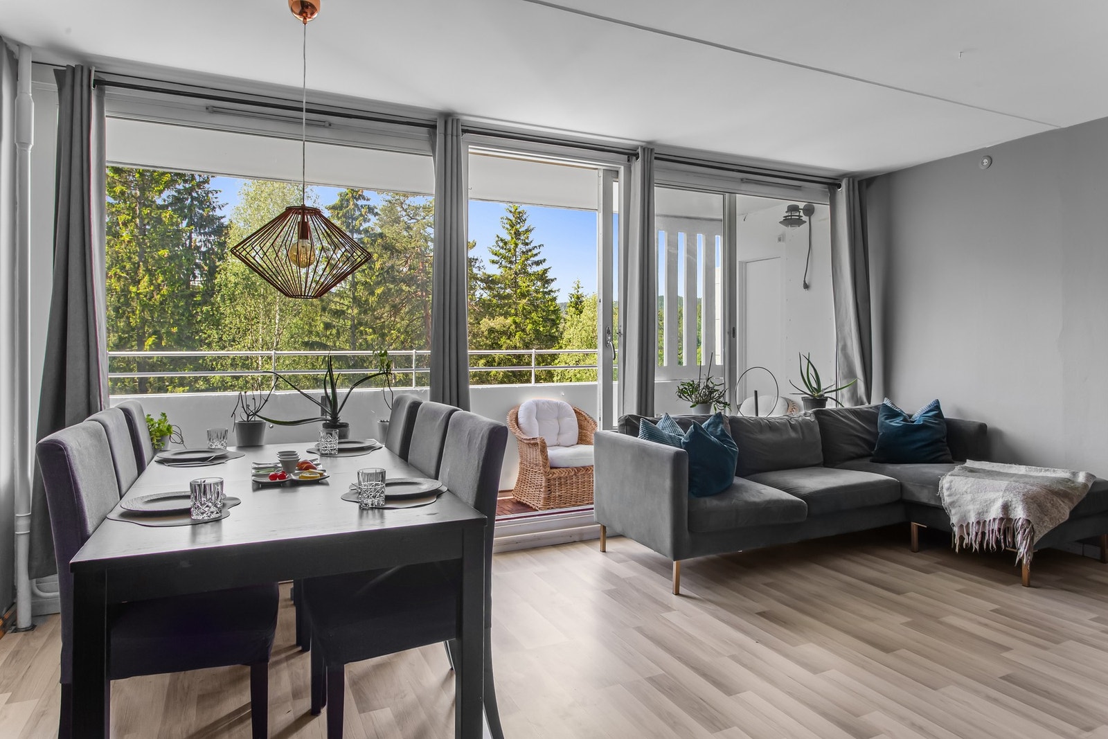 Stuen har naturlige soner for både sofagruppe, TV-løsning og spisebord. Galleribilde