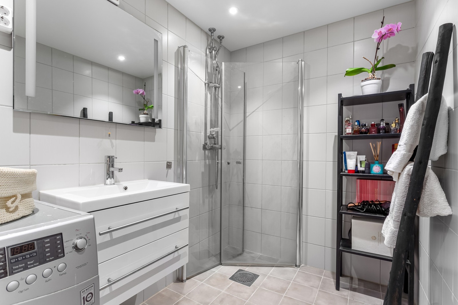 Badet ble pusset opp i 2016 og fremstår som moderne og delikat. Det har dusjhjørne med innfellbare glassdører, servantskap med speil og opplegg for vaskemaskin. Galleribilde
