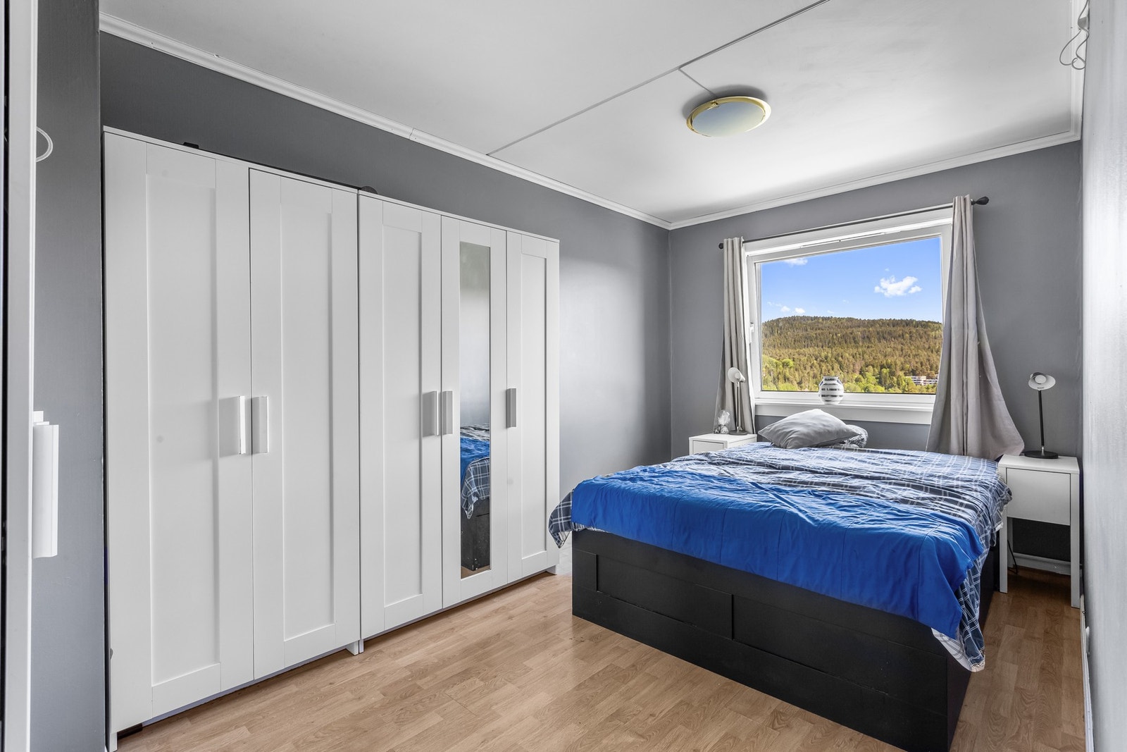 Med tre soverom har man gode muligheter til å innrede som barnerom, gjesterom eller hjemmekontor - alt etter eget behov. Galleribilde