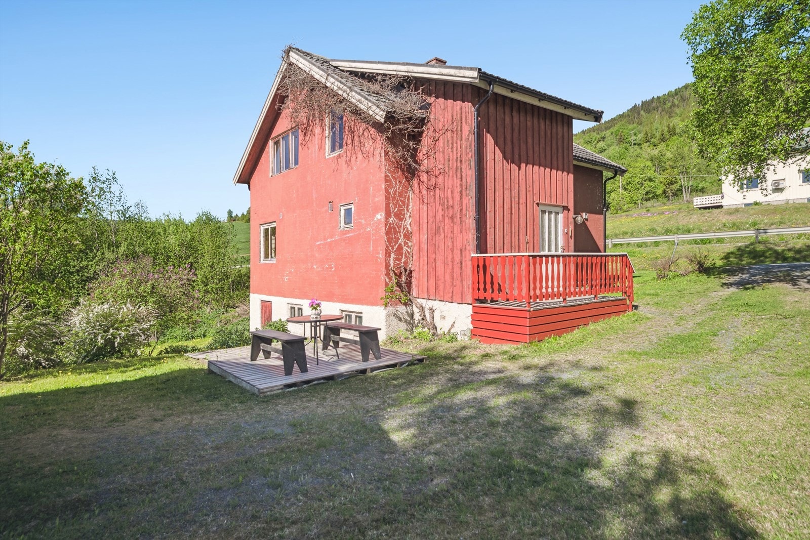En stor og solrik uteplass, perfekt for sommerdager. Galleribilde
