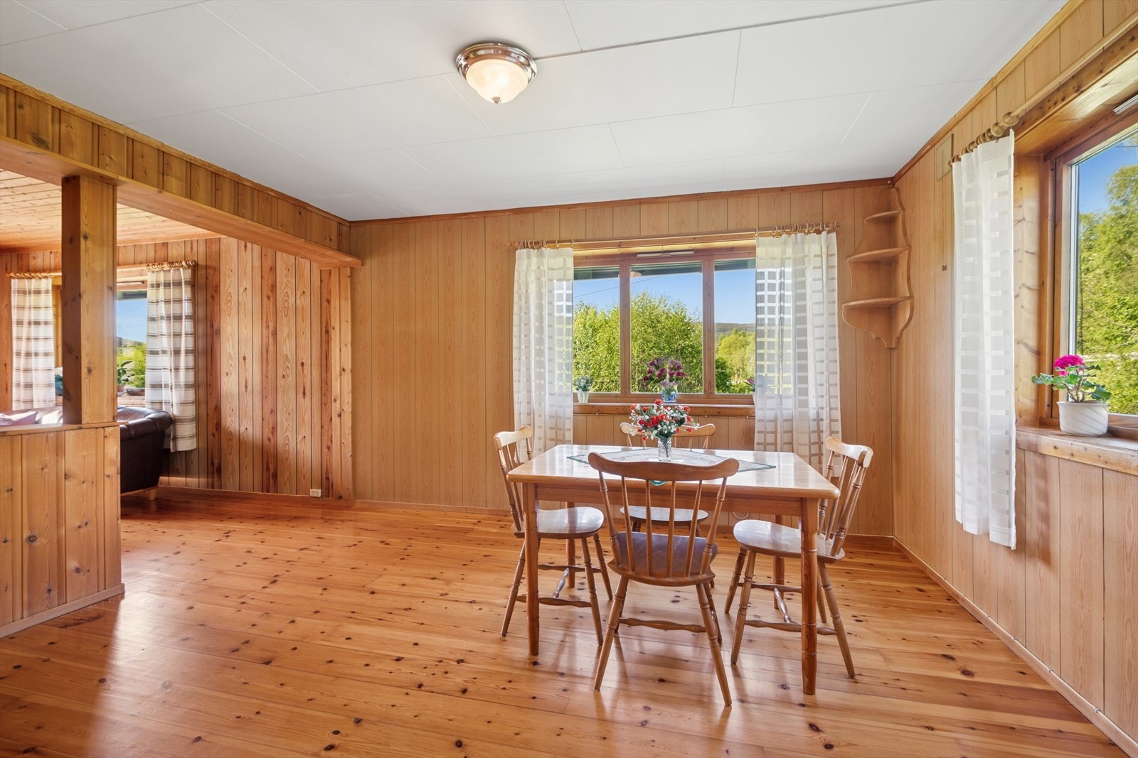 Lys og trivelig spiseplass med utsikt mot hagen. Galleribilde