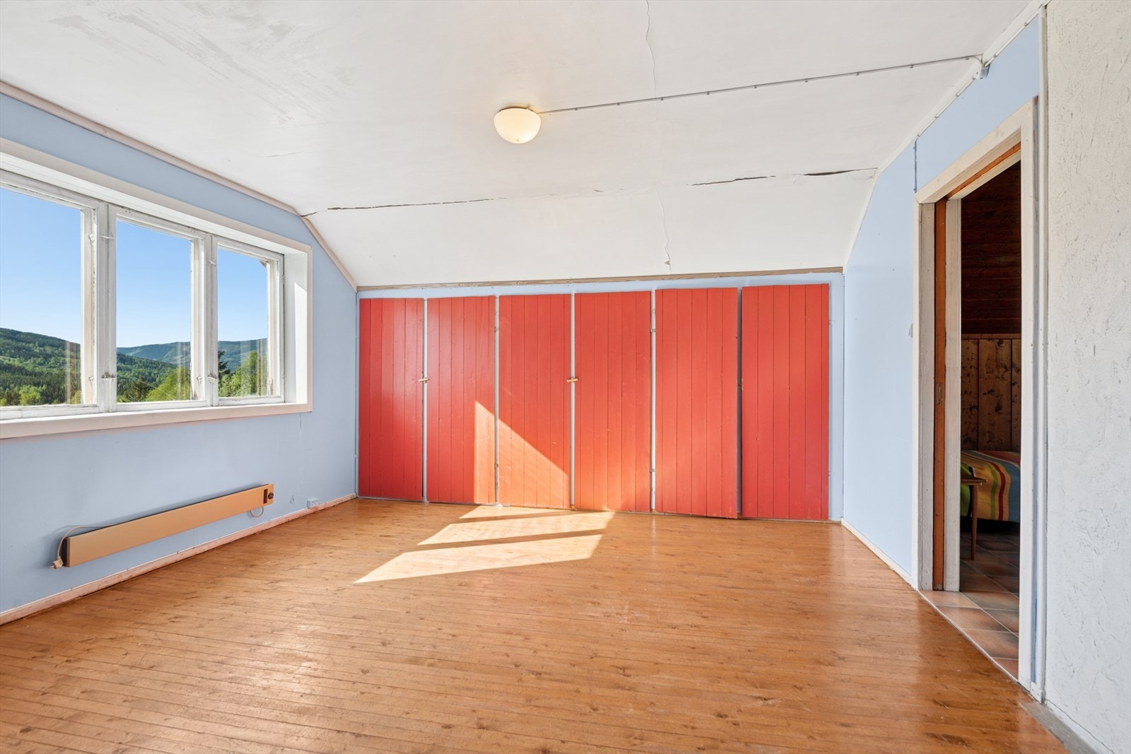 Eldre overflater gir rommet en nostalgisk følelse. Galleribilde