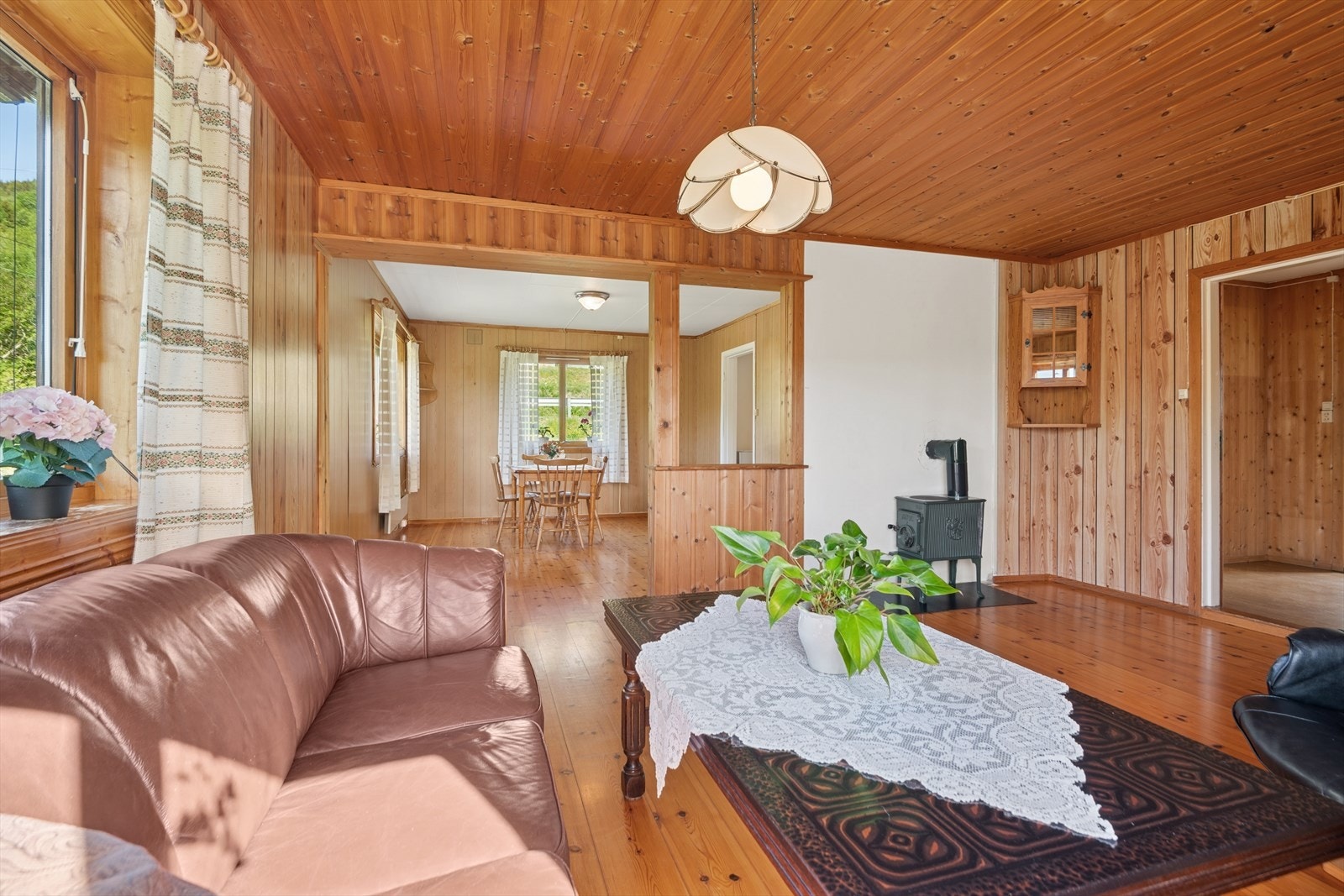 Koselig stue med plass til både sofagruppe og lesekrok. Galleribilde