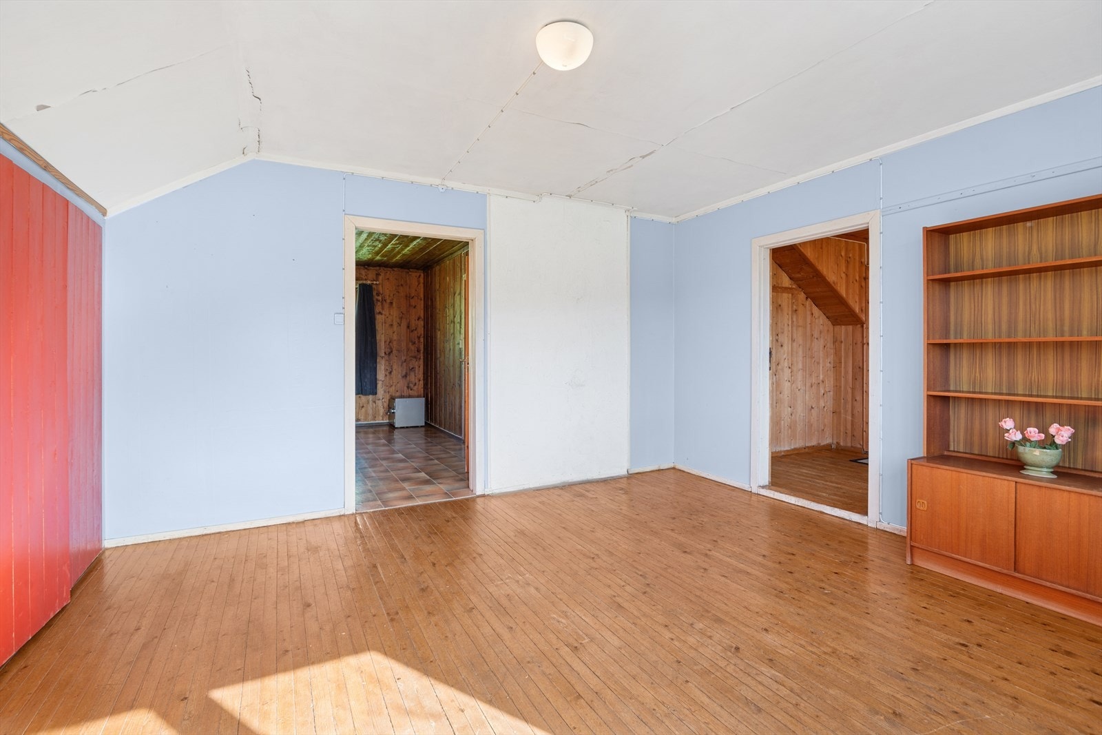 Soverommet har vinduer som slipper inn rikelig med dagslys. Galleribilde