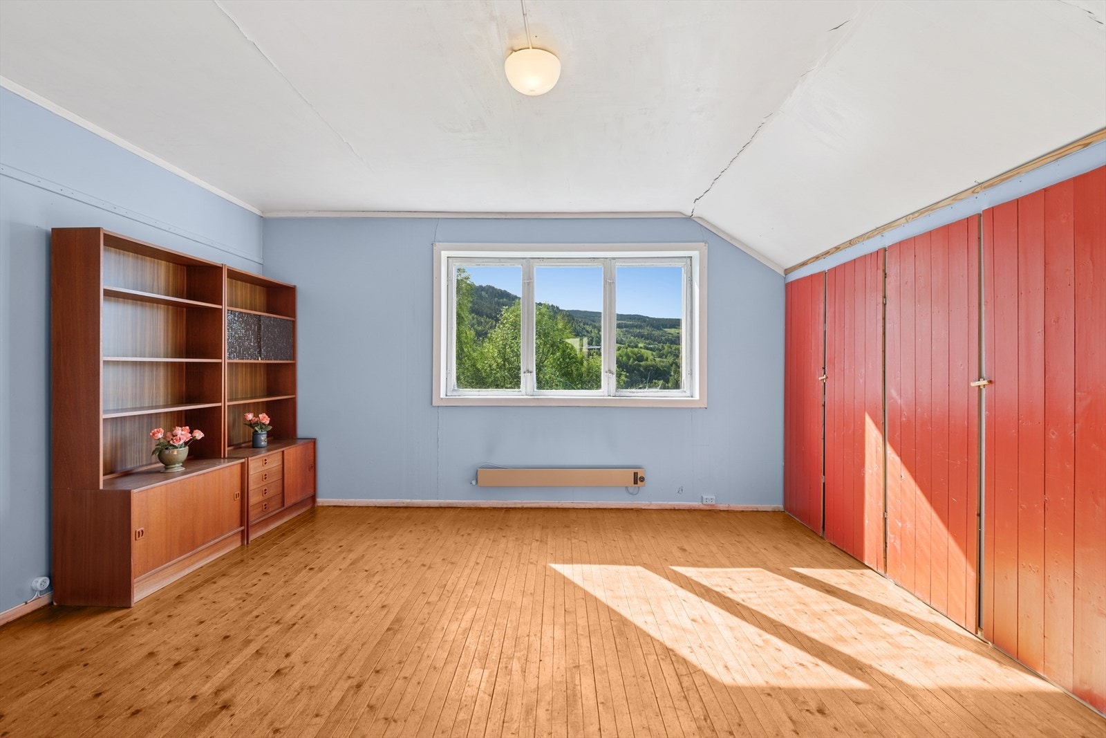 Stort og lyst soverom med god plass til dobbeltseng og garderobe. Galleribilde