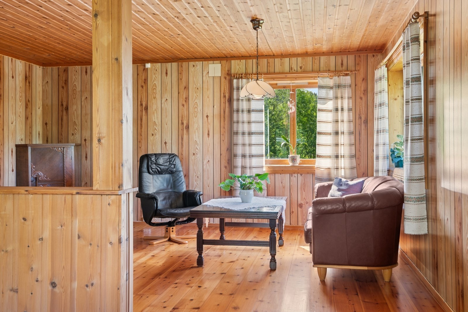 Stuen har god plass til både avslapning og underholdning. Galleribilde