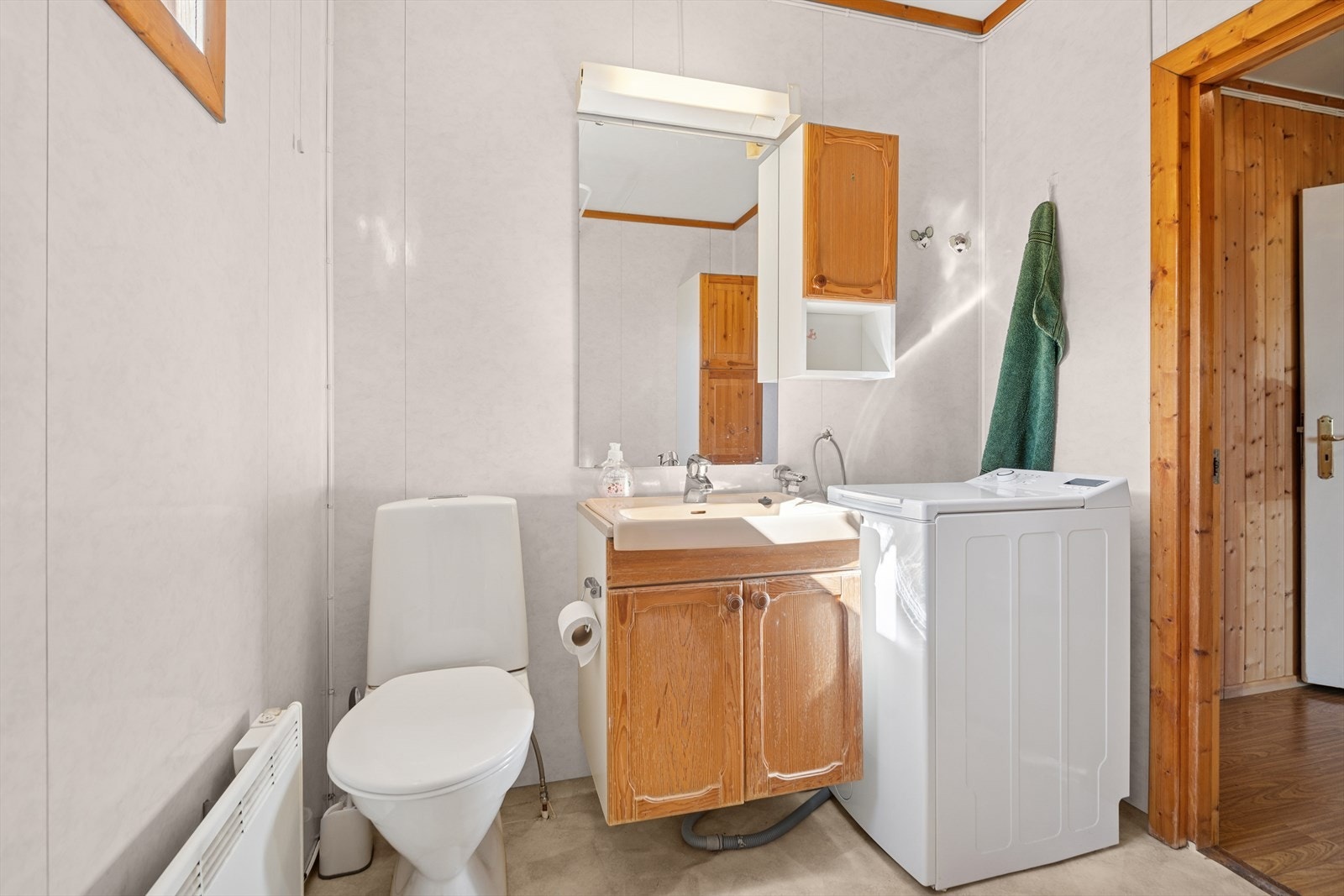 Badet har belegg på gulv og vegger, og er utstyrt med dusj og toalett. Galleribilde