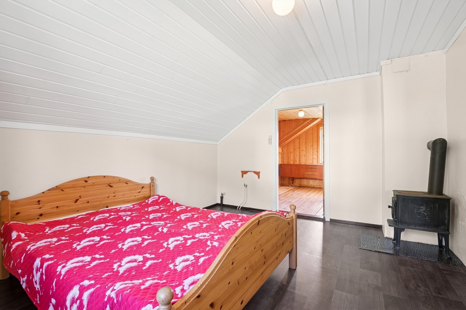 Koselig soverom med peisovn, perfekt for kalde vinterkvelder. Galleribilde