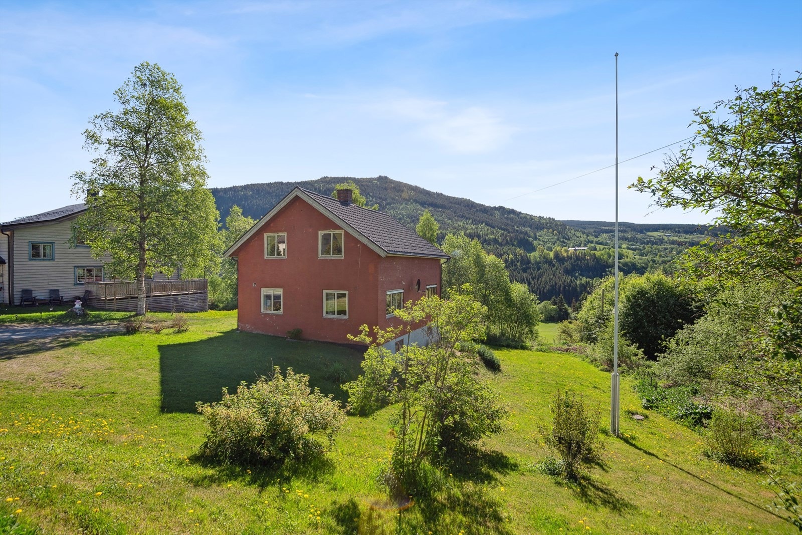 En klassisk bolig med stor tomt og gode solforhold. Galleribilde