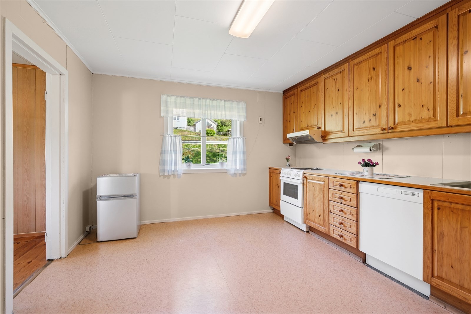 Kjøkkenet har god skapplass og en eldre, men funksjonell innredning. Galleribilde