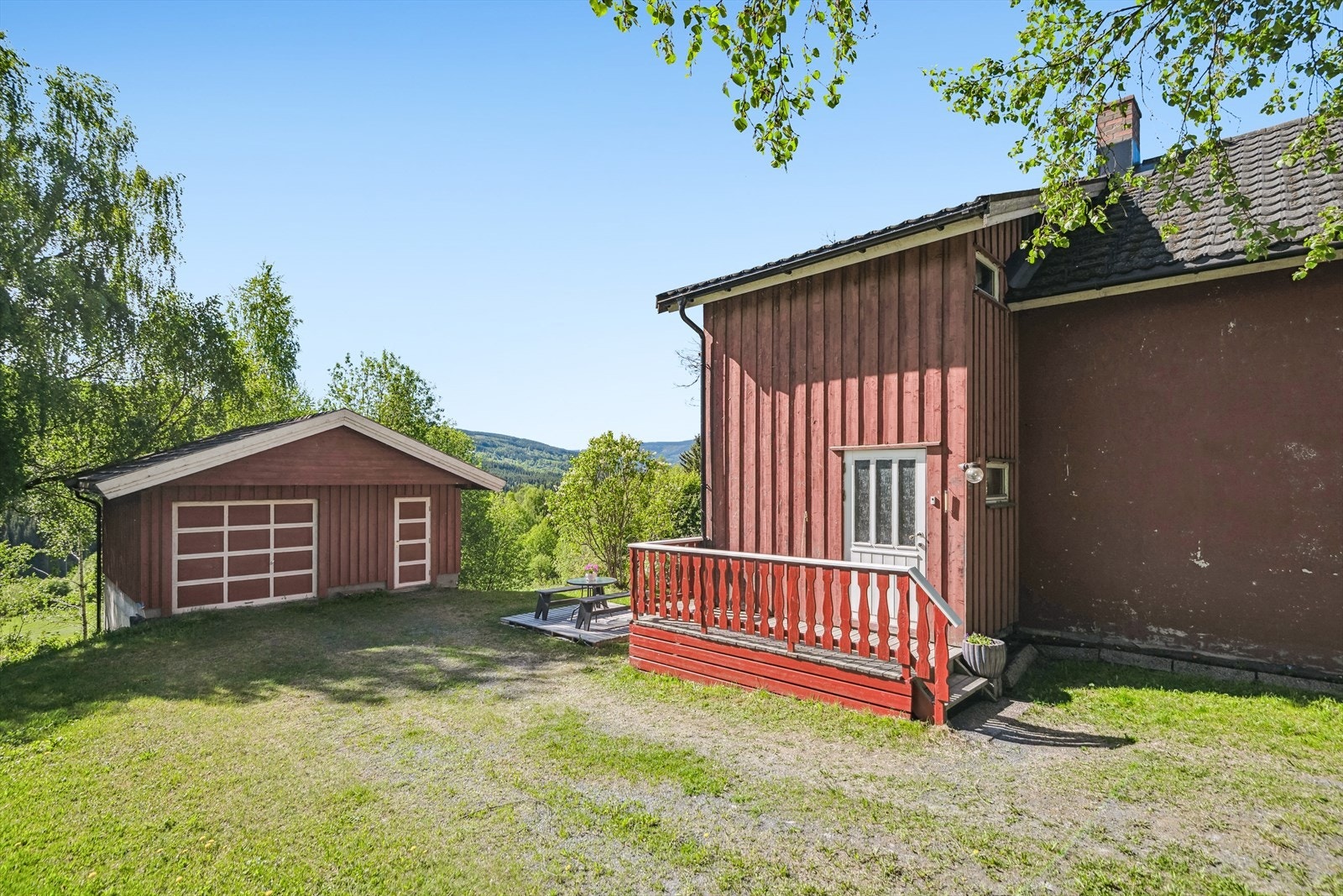 En idyllisk hage som omkranser huset, gir en følelse av ro og fred. Galleribilde