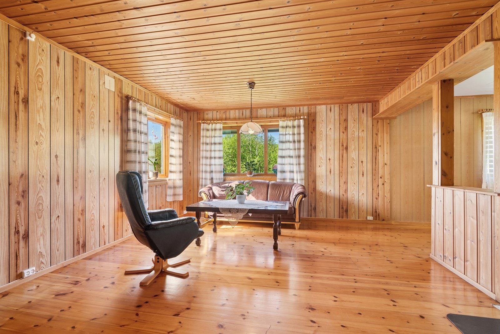 Eldre, men velholdt interiør gir stuen en nostalgisk sjarm. Galleribilde