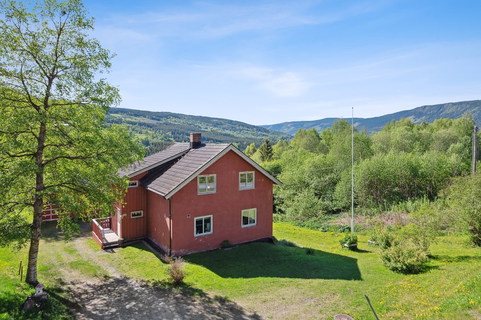 Velkommen til Vestringsvegen 408! En sjarmerende enebolig fra 1952 med mye potensial og landlig beliggenhet. Galleribilde