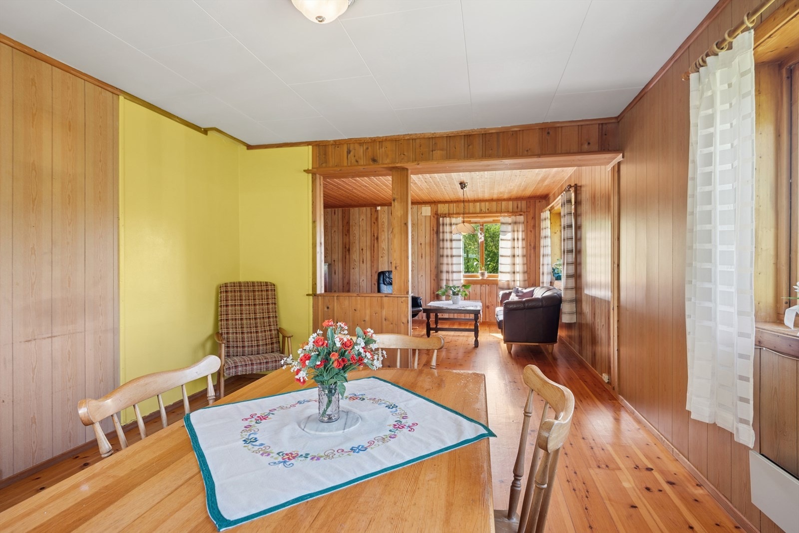 Spisestuen har plass til et stort spisebord, perfekt for familiemiddager. Galleribilde