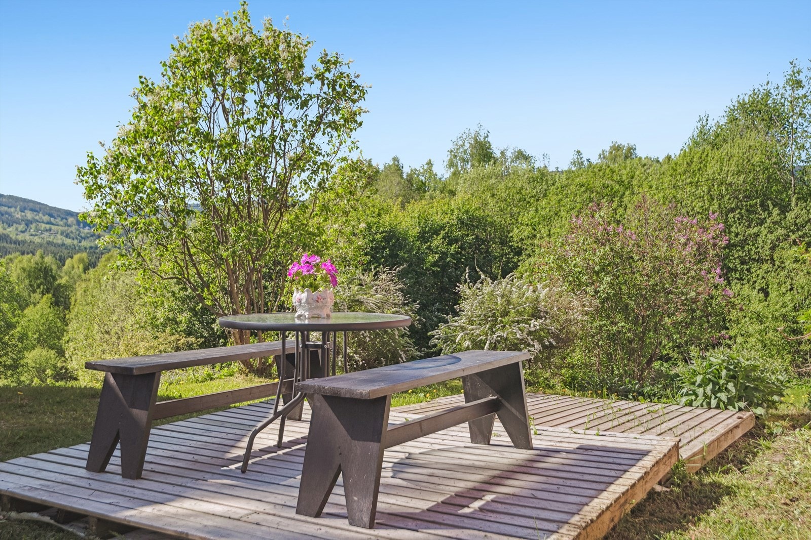 Koselig sitteplass med benk, ideell for å nyte morgenkaffen. Galleribilde