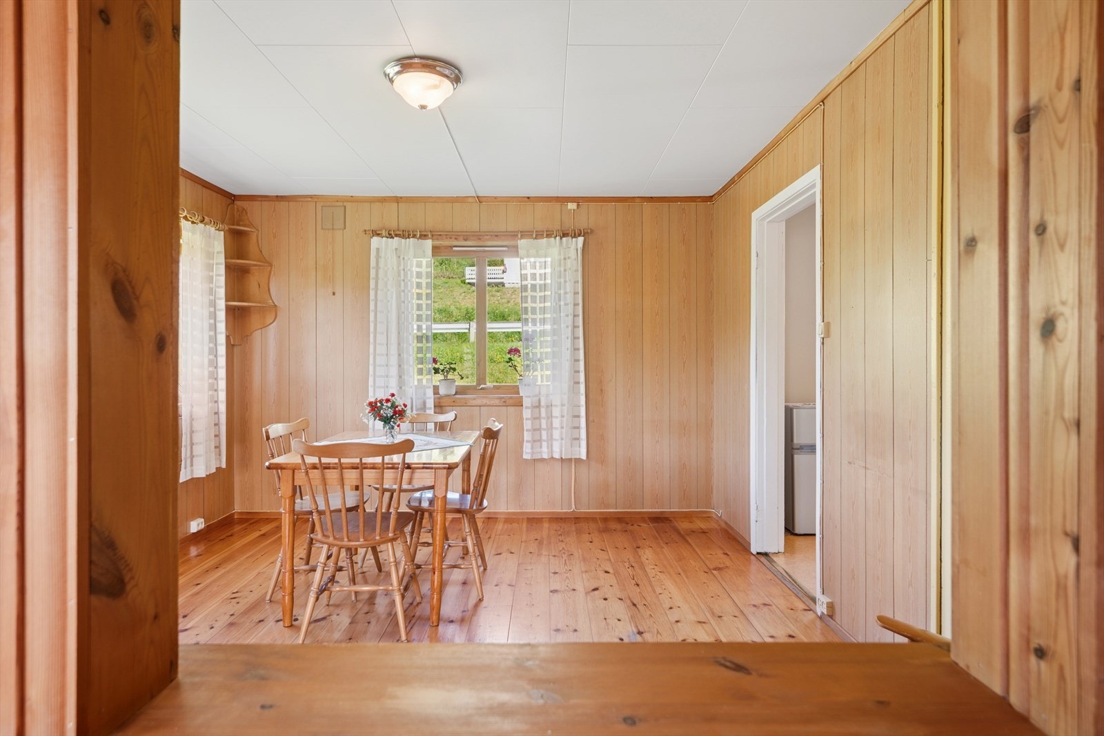 Eldre, men sjarmerende interiør gir spisestuen en hjemmekoselig atmosfære. Galleribilde