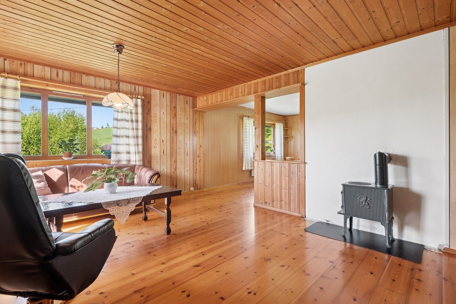 Nyt varmen fra vedovnen på kalde vinterdager. Galleribilde