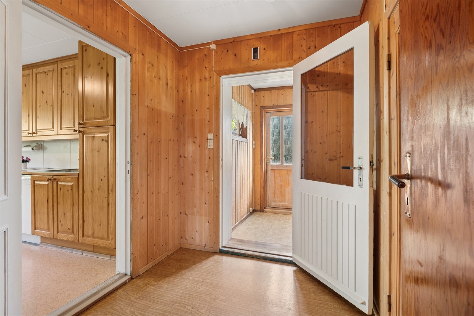 En praktisk gang som forbinder stuen med kjøkkenet. Galleribilde