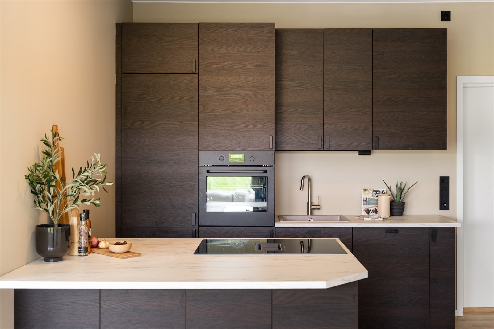 Det er installert komfyrvakt på platetopp og automatisk stoppekran med gulvføler under oppvaskkum. Galleribilde