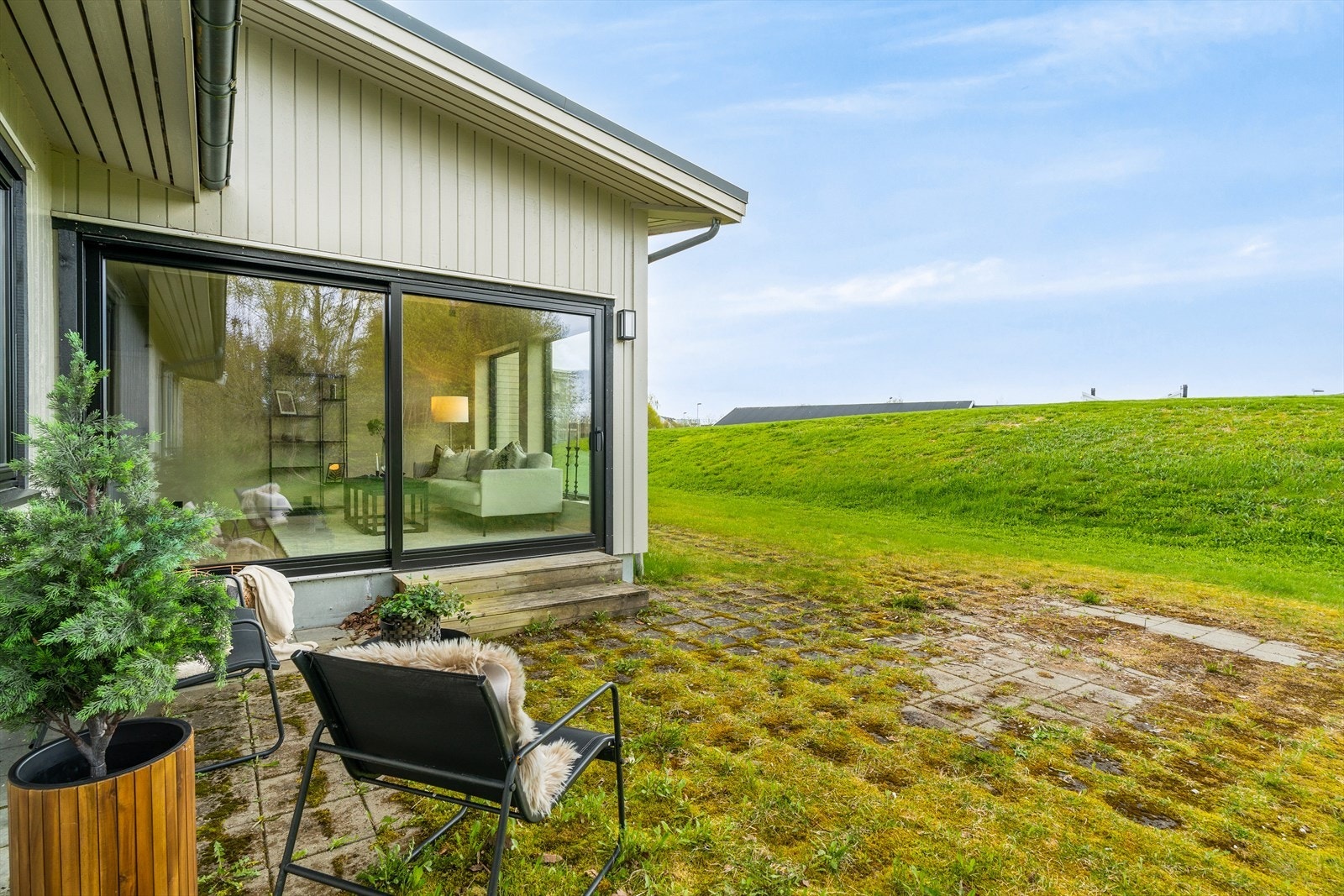 Steinbelagt uteplass som trenger litt kjærlighet, men med stort potensiale. Galleribilde