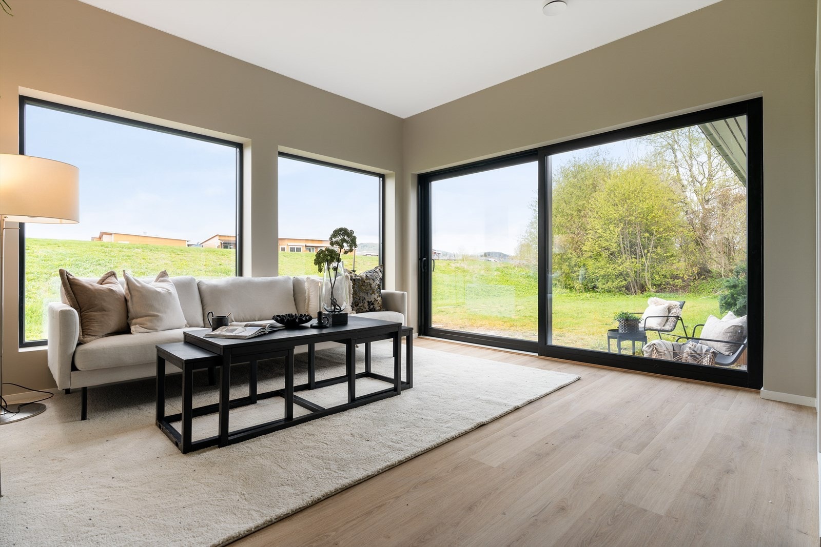 Store vindusflater som gir mye lysinnslipp. Ingen innsyn fra naboer. Galleribilde