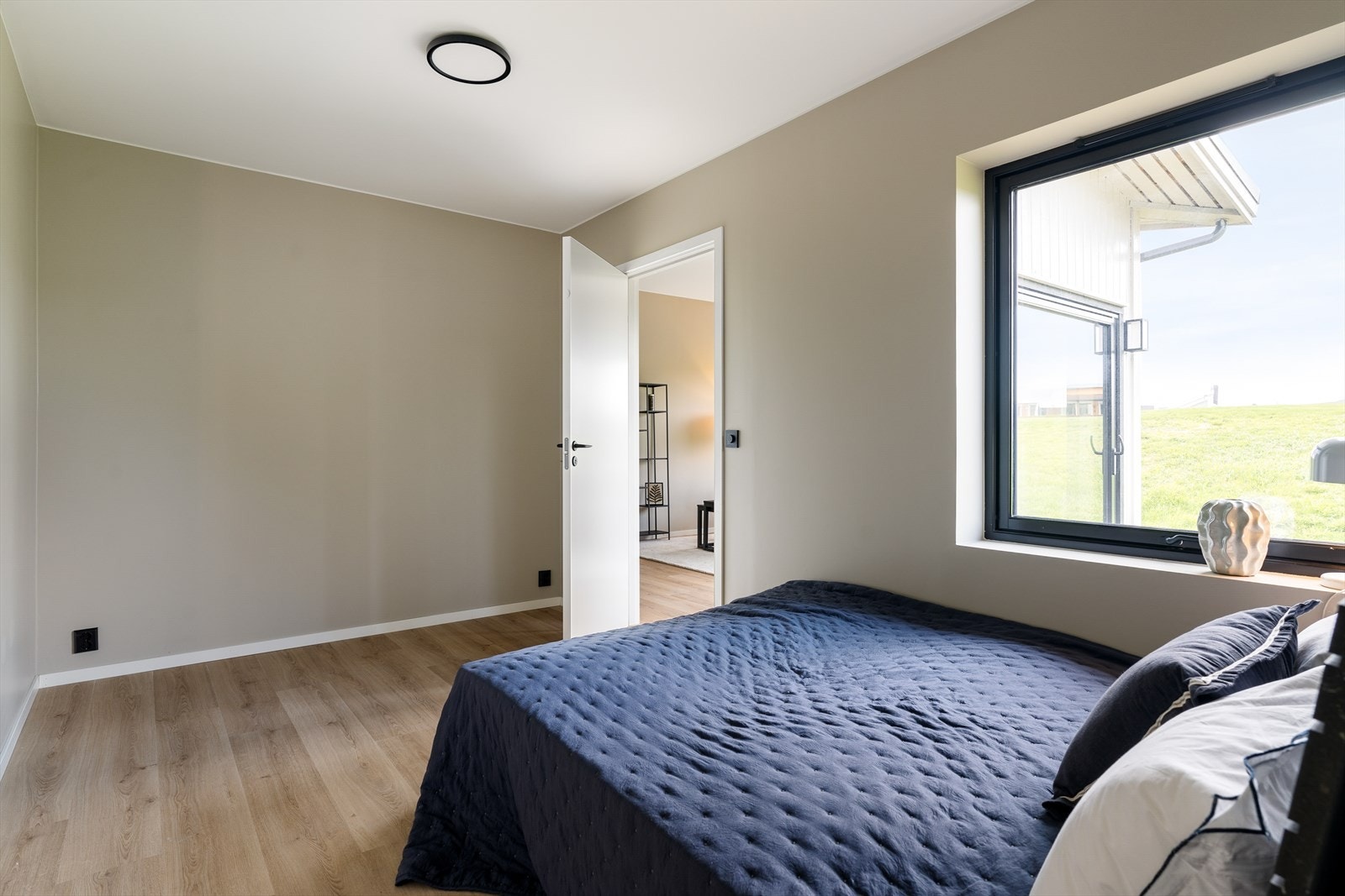 Mellom stue og bad har man et soverom/kontor. Galleribilde