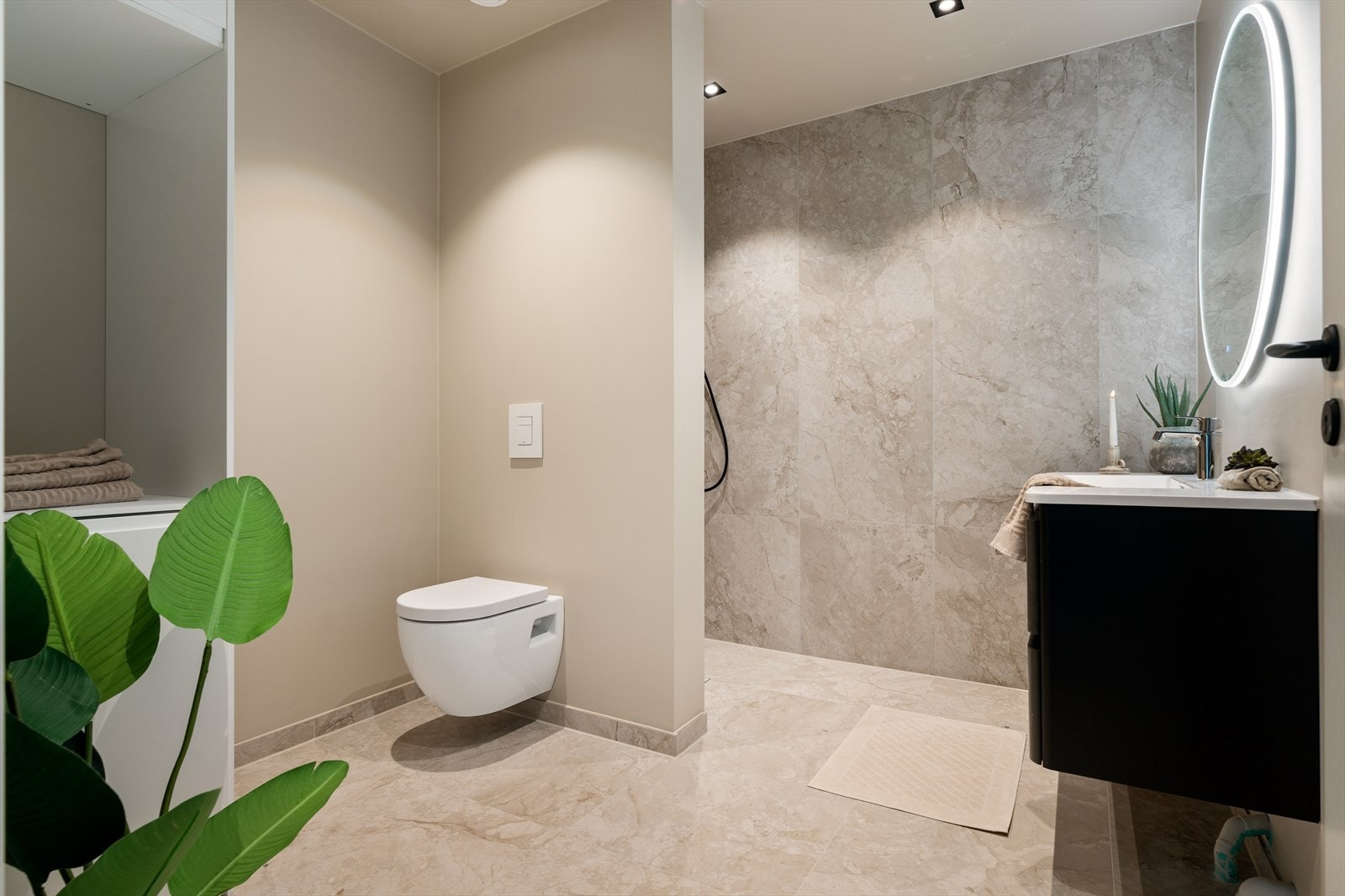 Lekkert bad med varme i gulv og dusjnisje. Det er opplegg til kompakt vaskemaskin i innredning. Galleribilde