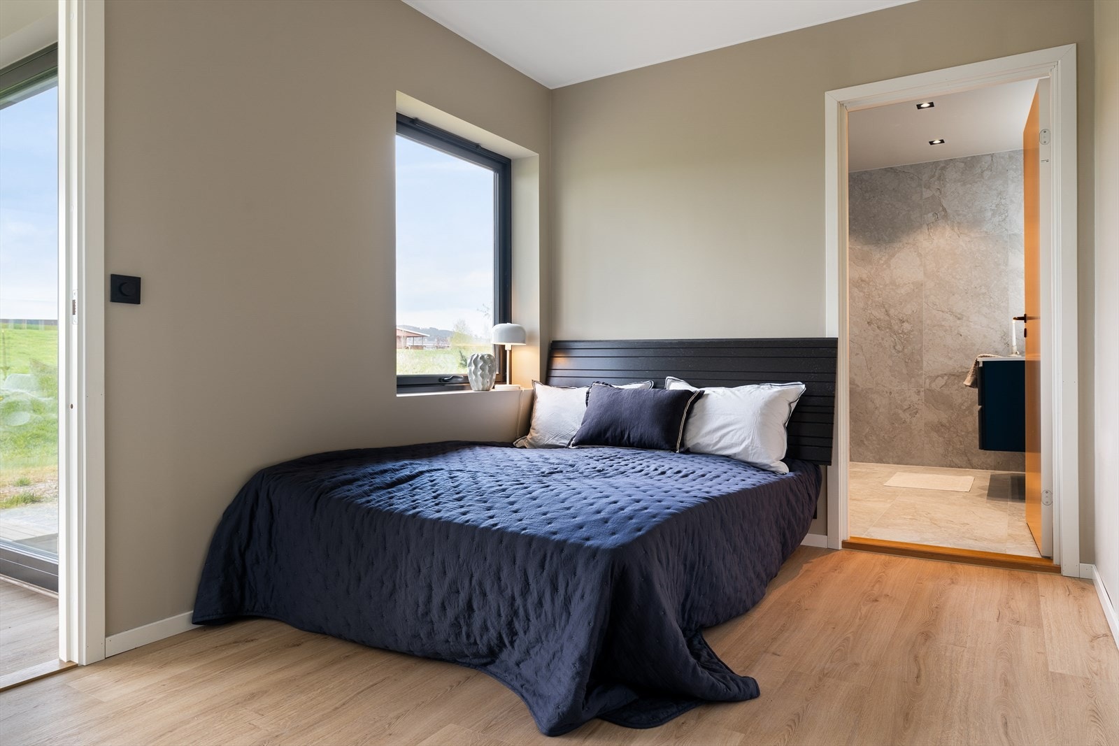 Romslig soverom på 10,7 kvm med god plass til garderobe og dobbeltseng. Galleribilde