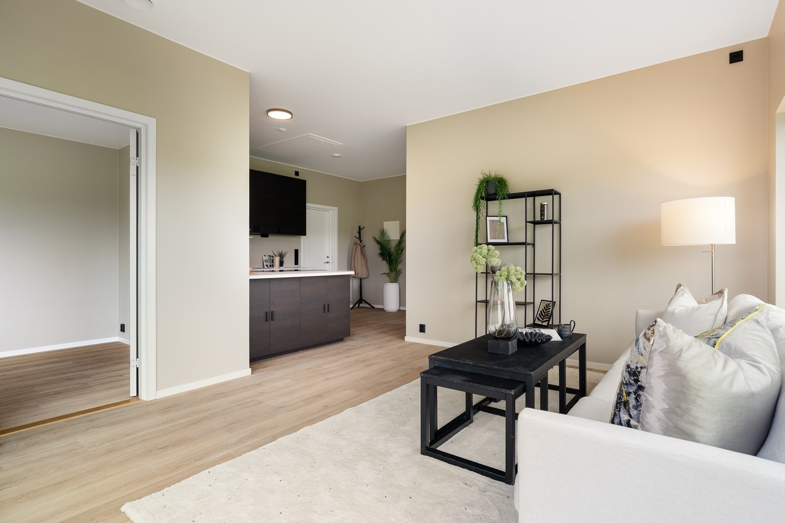 Parkeringsplass like utenfor leiligheten. Galleribilde