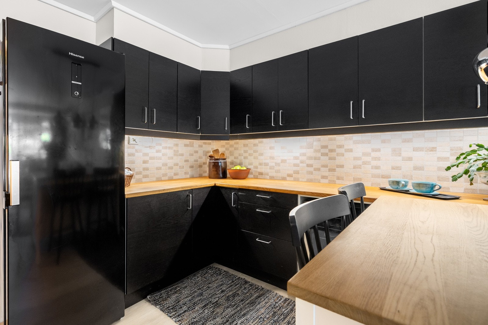 Innredningen har mørke fronter og en benkeplate i heltre. Galleribilde