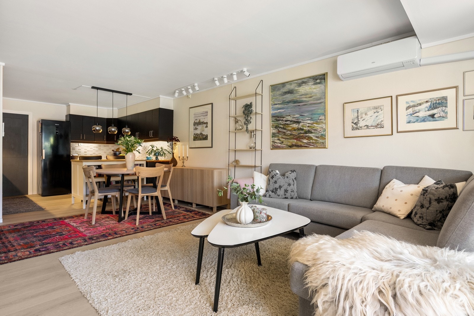 Det er kjekt å vite at du får plass til et spisebord av ønsket størrelse og fasong. Galleribilde