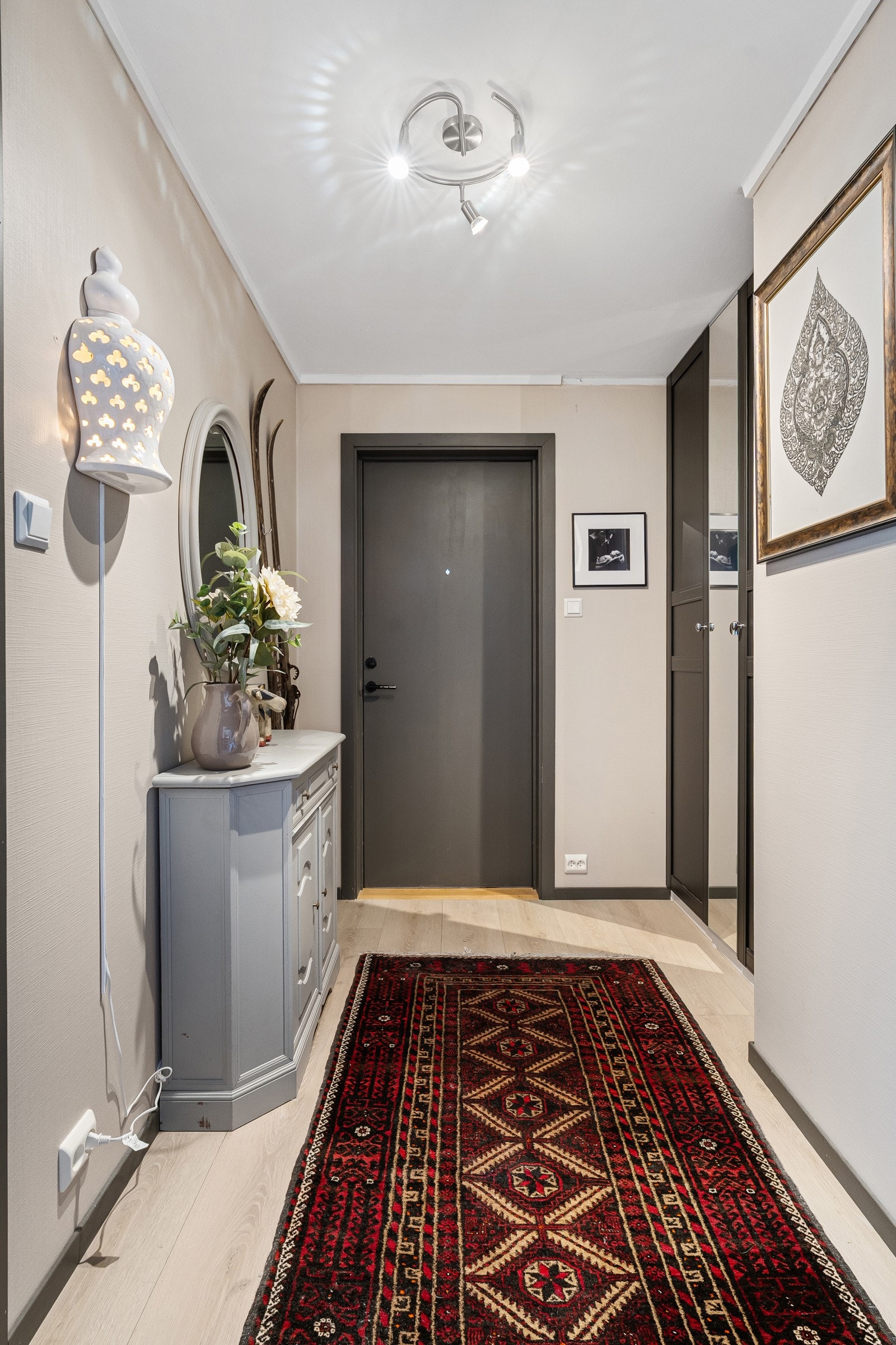 Gangen er lys og romslig med plass til oppheng av yttertøy og sko. Galleribilde