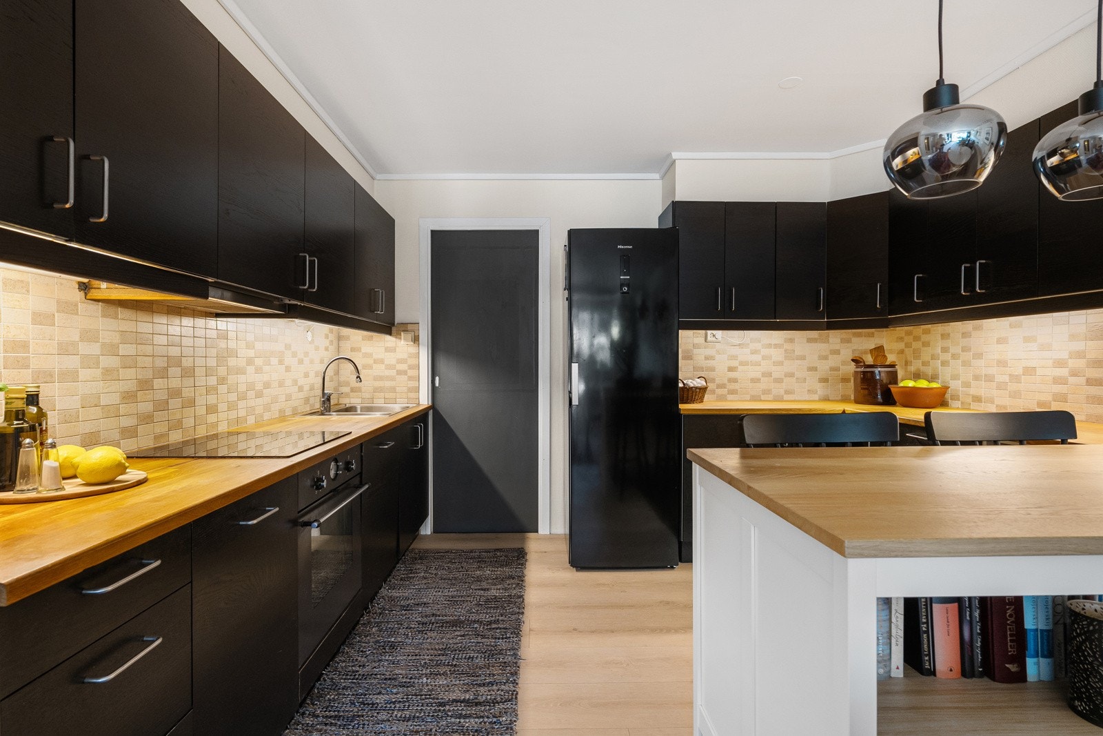 Kjøkkenet ligger i åpen og sosial løsning sammen med stuen. Galleribilde