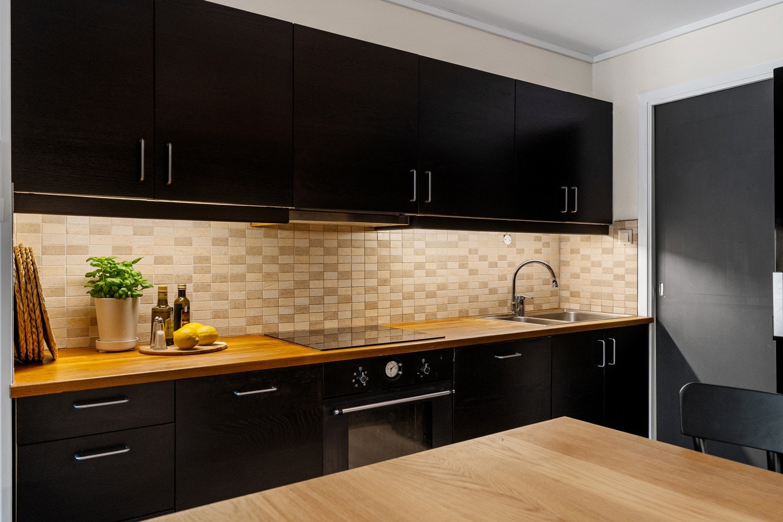 Det er god belysning under kjøkkenskapene. Galleribilde