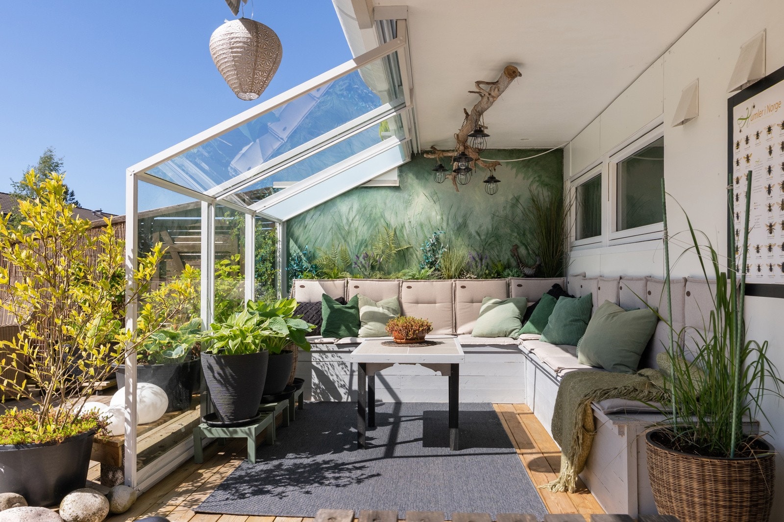 Fra stuen kan du sige sømløst ut til boligens uteområde. Galleribilde