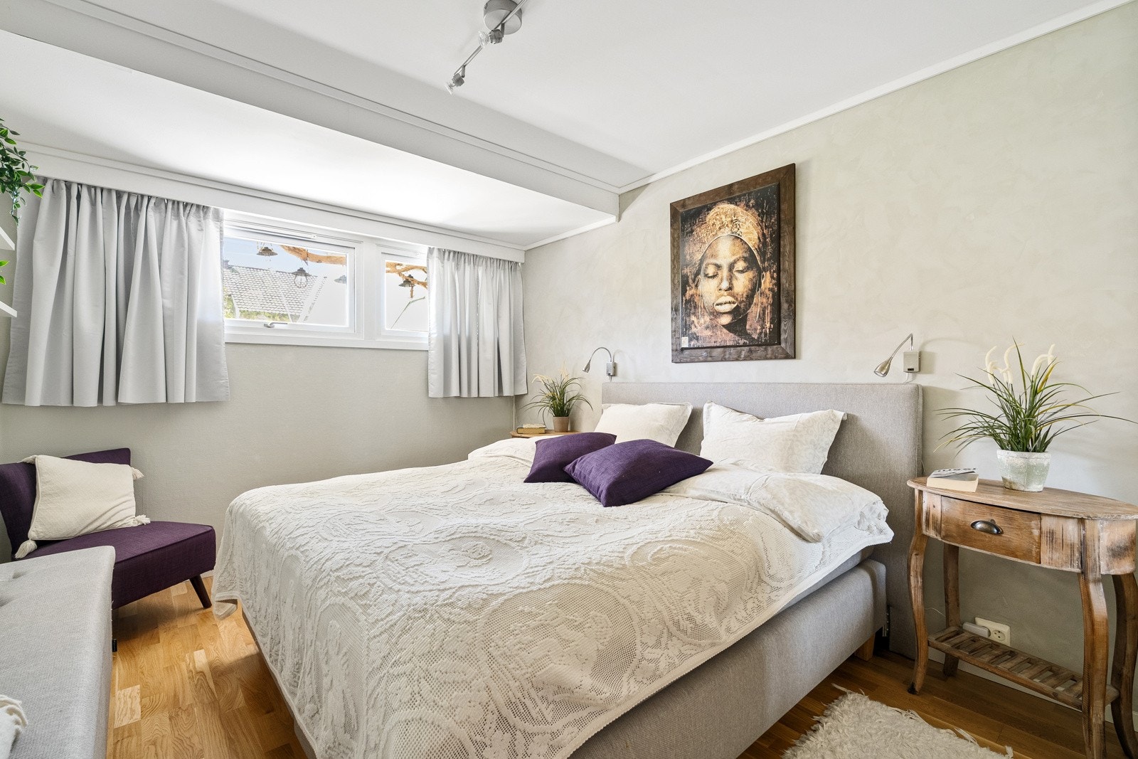 Det er av god størrelse med plass til dobbeltseng og nattbord. Galleribilde