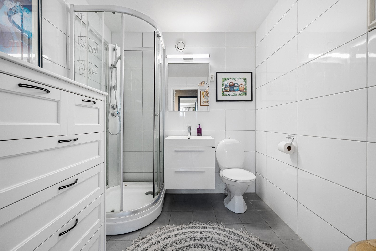 Helfliset og tidløst bad med god belysning. Galleribilde