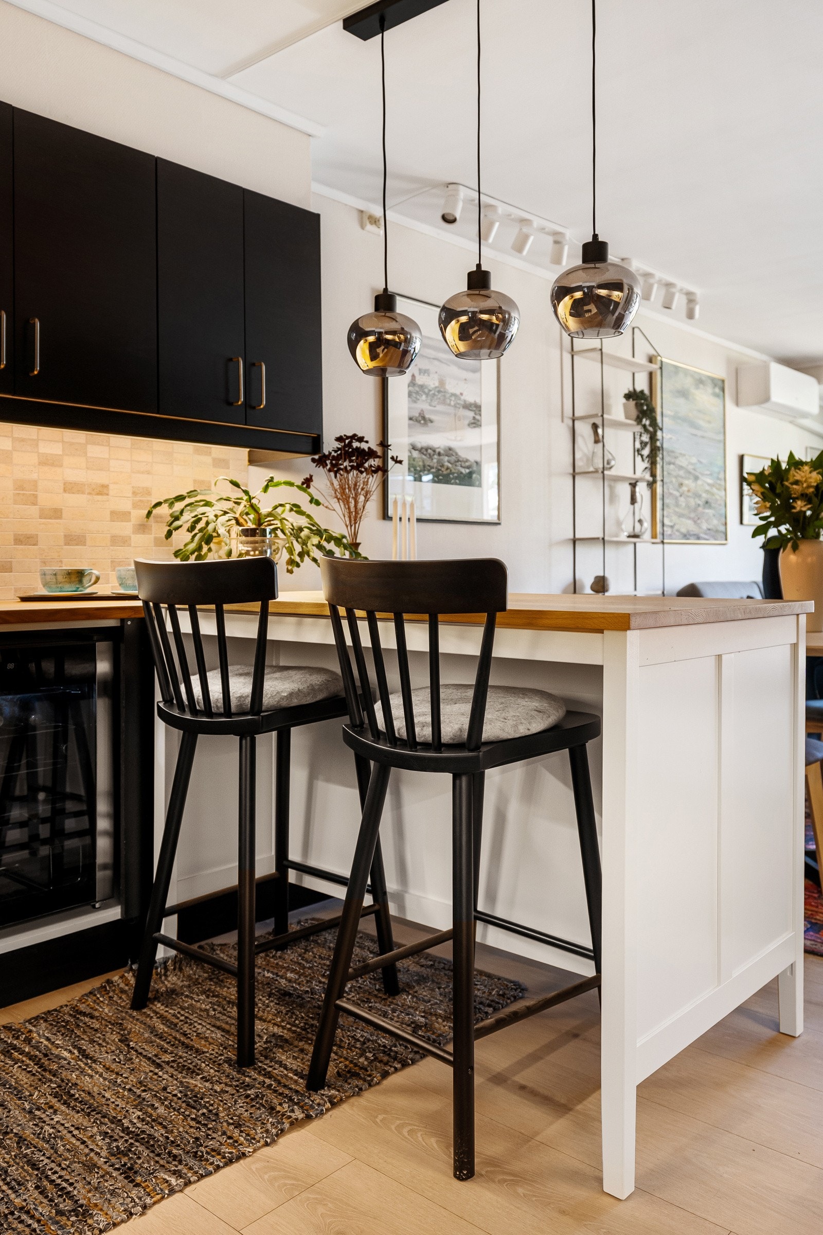 Det er innredet med en kjøkkenøy som gir mer benkeplass og en perfekt plass å spise frokosten. Galleribilde