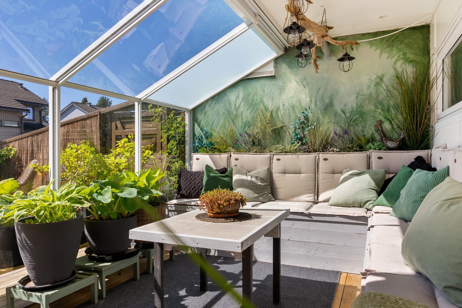 Her har du flere kjekke soner som gjør at du kan sitte ute uavhengig årstid. Galleribilde