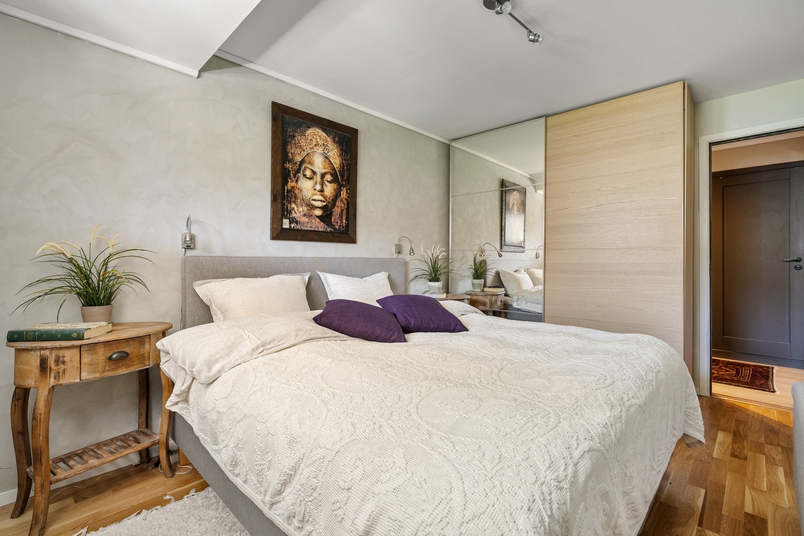 Det er allerede innredet med et garderobeskap med god pass til klær og annet tilbehør. Galleribilde