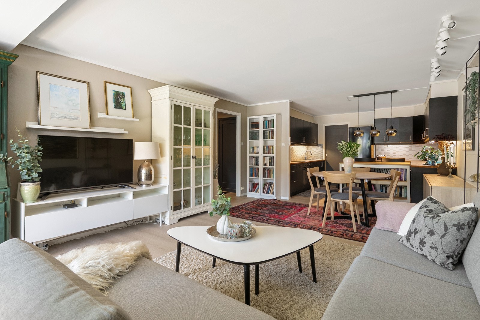 Innred med sofa, sofabord, tv-benk og annet passende møblement. Galleribilde