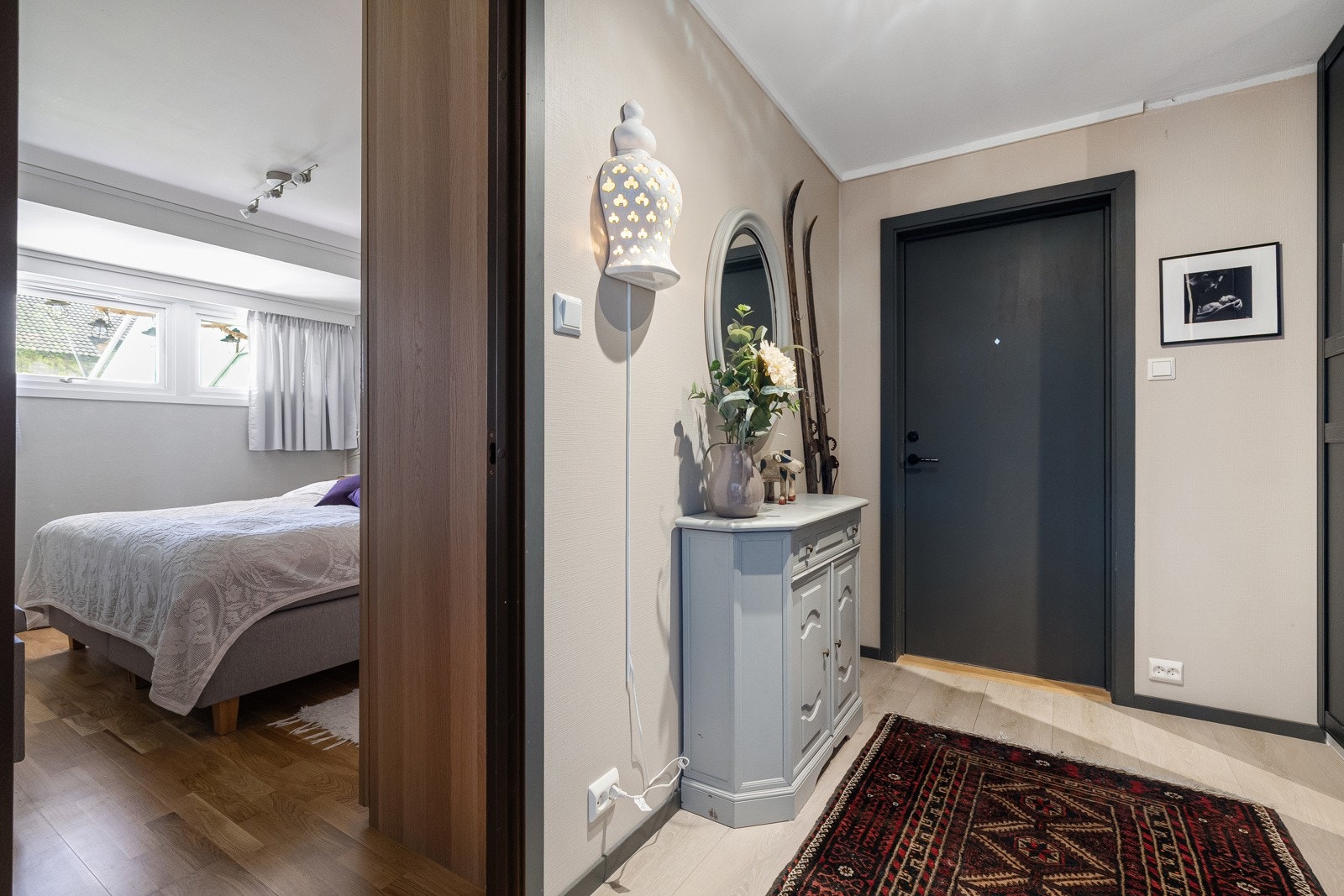 Soverommet ligger naturlig tilbaketrukket i leiligheten. Galleribilde